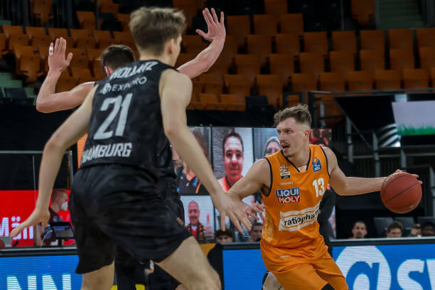 由中卫戴尔 由中卫戴尔